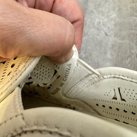 EUC Tory Burch Roselle Laser Cut Leather Slip On Sneakers Size 10 - Picture 4 of 10